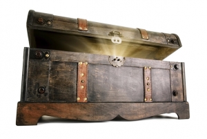 Treasure chest reveals a luminous secret